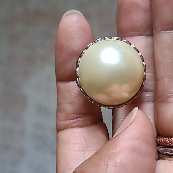 Clear perfume bottle with pearlized and crystals topper - Picture 8 of 9